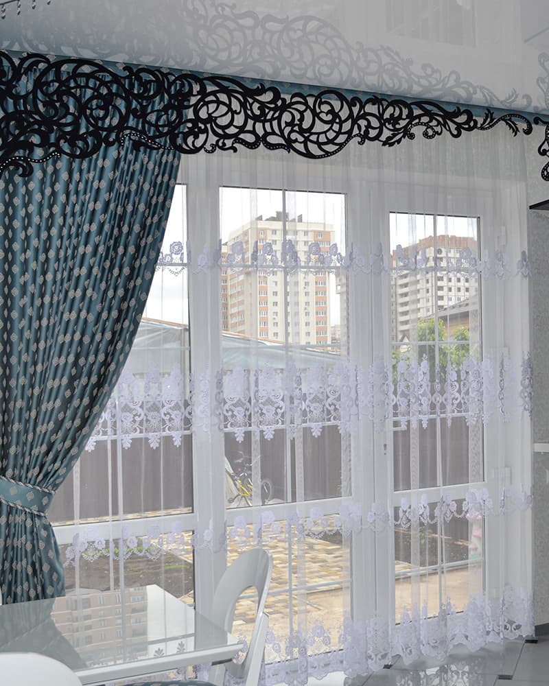 Элегантность и функциональность в интерьере: классические портьеры и изящная тюль