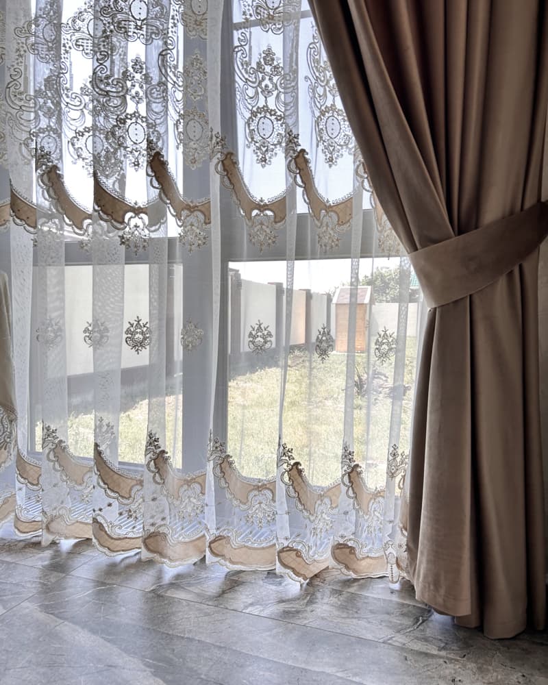 Шторы из бархата: уют и элегантность в вашей столовой