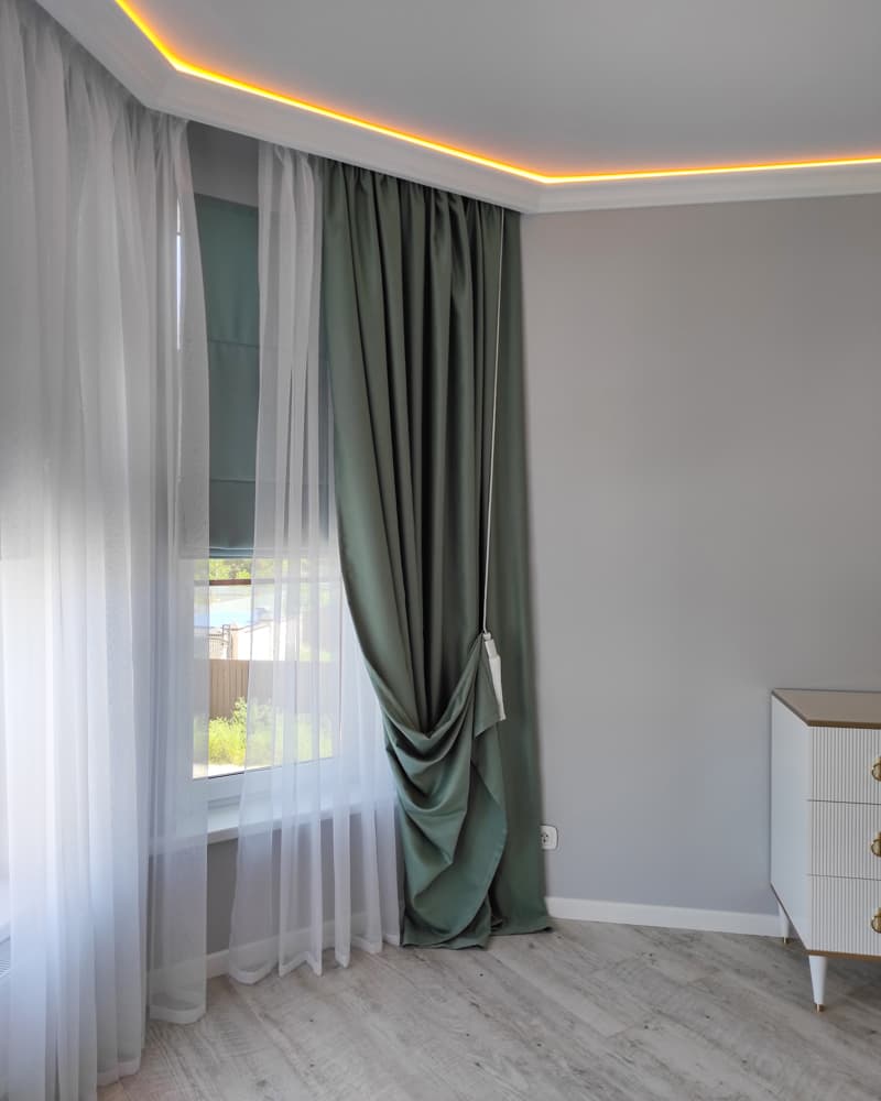 Эркер в новом свете: римские, портьеры и тюль для изысканного интерьера