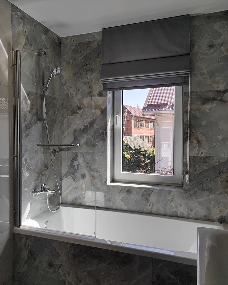 Элегантные римские шторы в интерьере ванной комнаты: пример гармонии и стиля