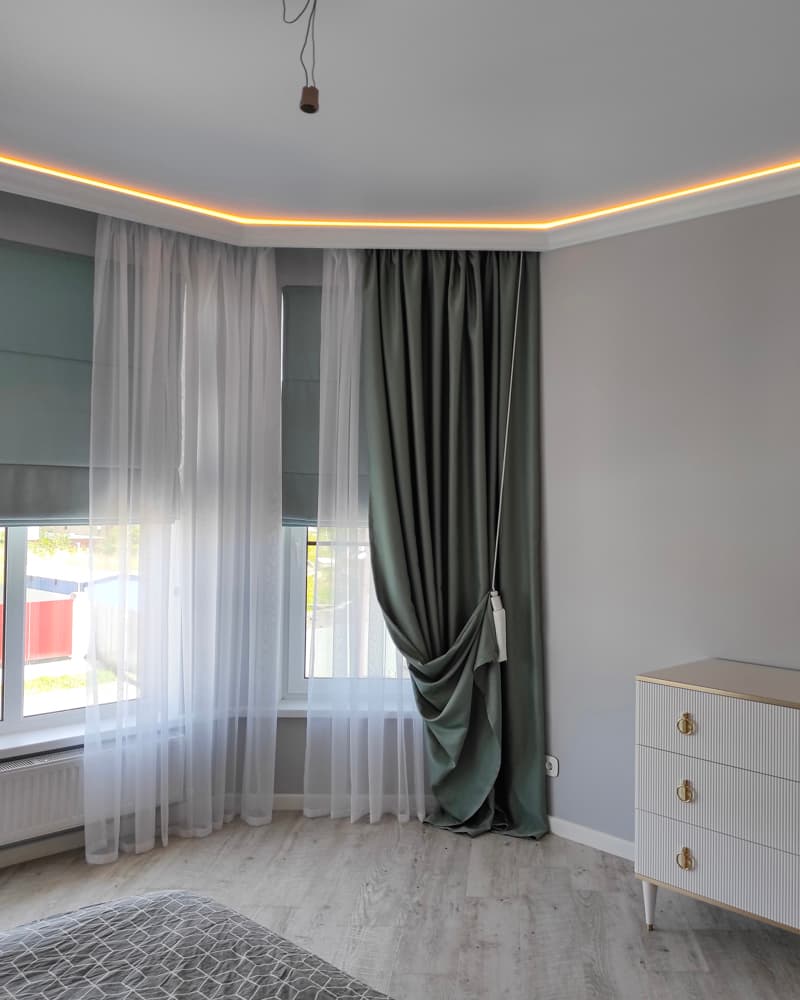 Эркер в новом свете: римские, портьеры и тюль для изысканного интерьера