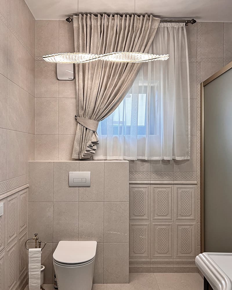 Элегантные шторы на люверсах и тонкий тюль: стиль и функциональность в дизайне ванной комнаты