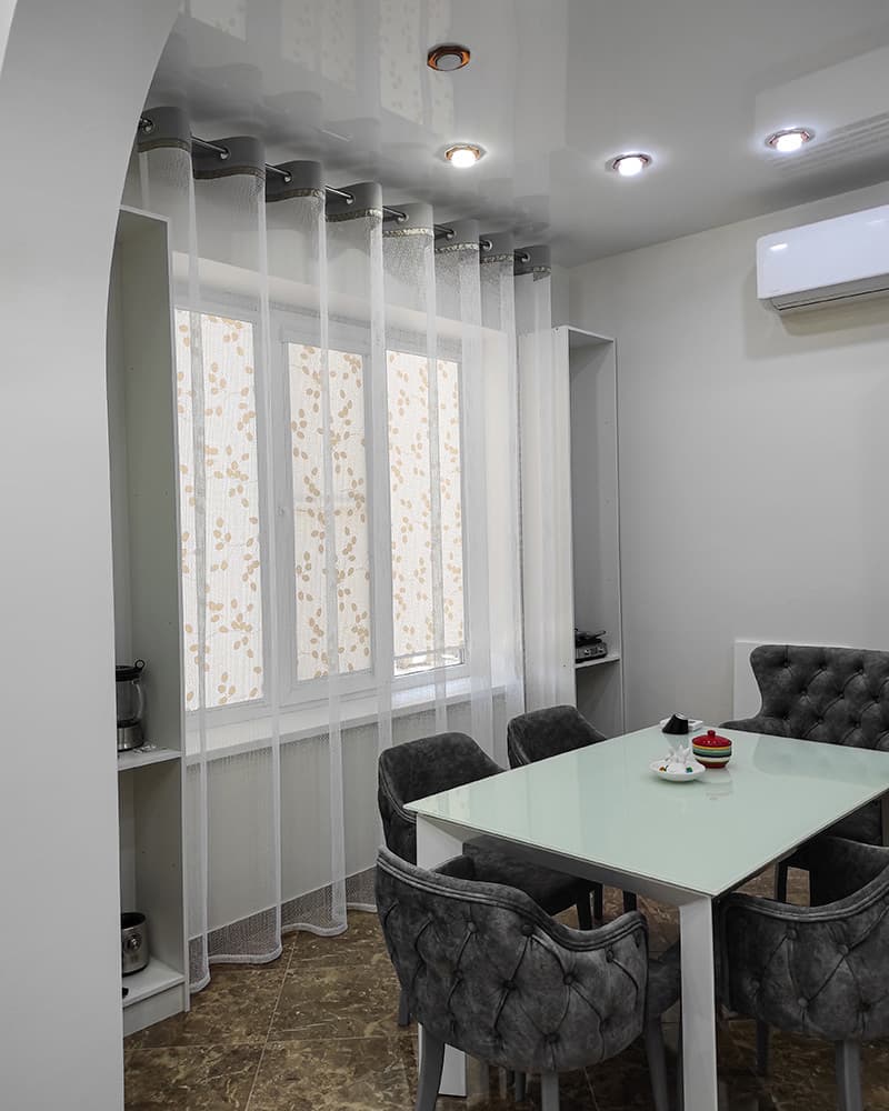 Элегантное сочетание: Тюль и римские шторы в дизайне кухни