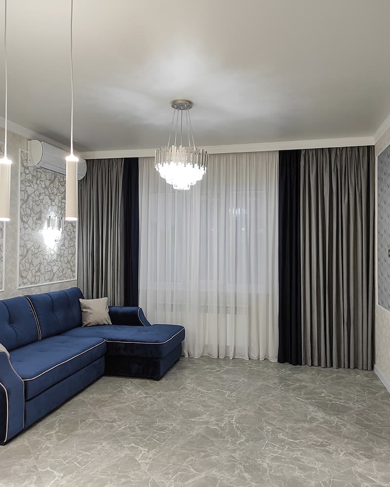 Элегантный выбор: комбинация штор в интерьере современной гостиной