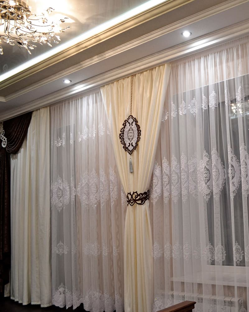 Элегантность и функциональность: многоуровневые шторы в современном интерьере