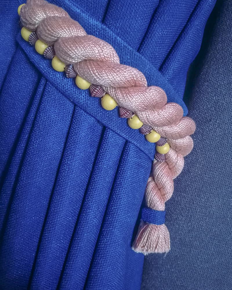 Элегантные синие шторы на люверсах: искусство интерьерного дизайна