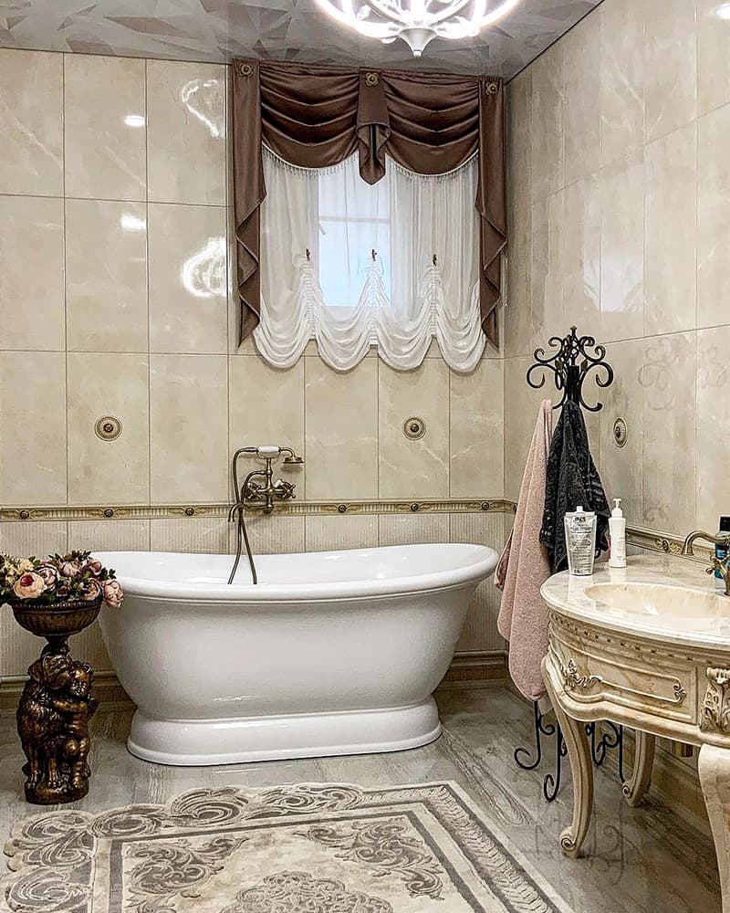 Элегантность и функциональность: шторы в дизайне классической ванной комнаты