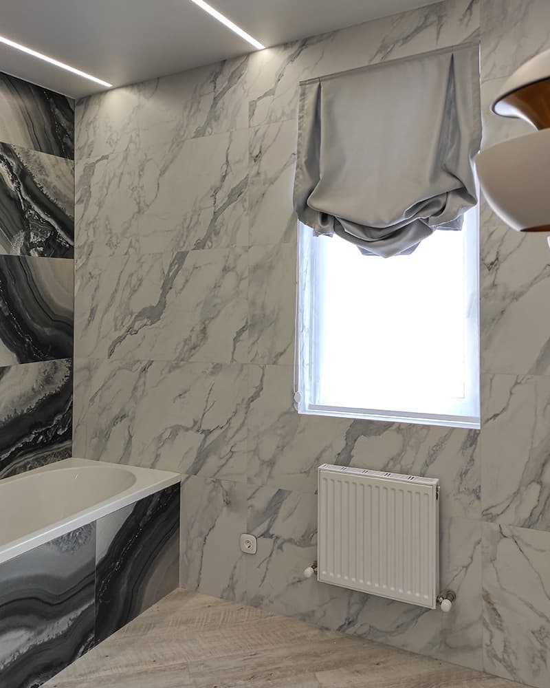 Элегантность и функциональность: Римские шторы в современной ванной комнате