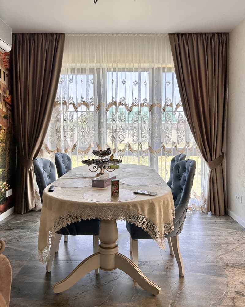 Шторы из бархата: уют и элегантность в вашей столовой